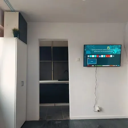 Cozy And Affordable Studio Close To Metro Station Διαμέρισμα *